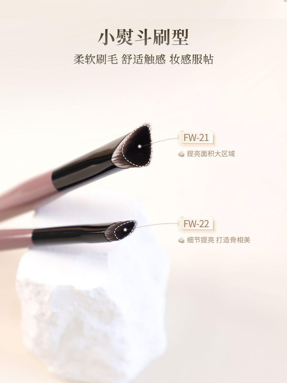 爱物极物 三角遮瑕刷（遮痘印/黑眼圈/泪沟/法令纹/提亮）