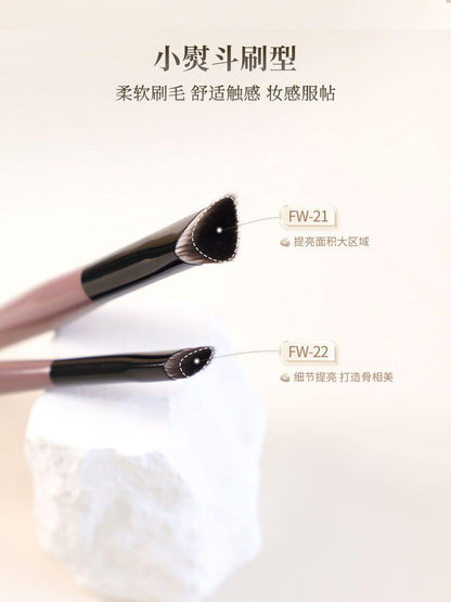 爱物极物 三角遮瑕刷（遮痘印/黑眼圈/泪沟/法令纹/提亮）
